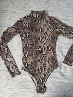 Boohoo Snake Print Long Sleeve Bodysuit in Brown & Black